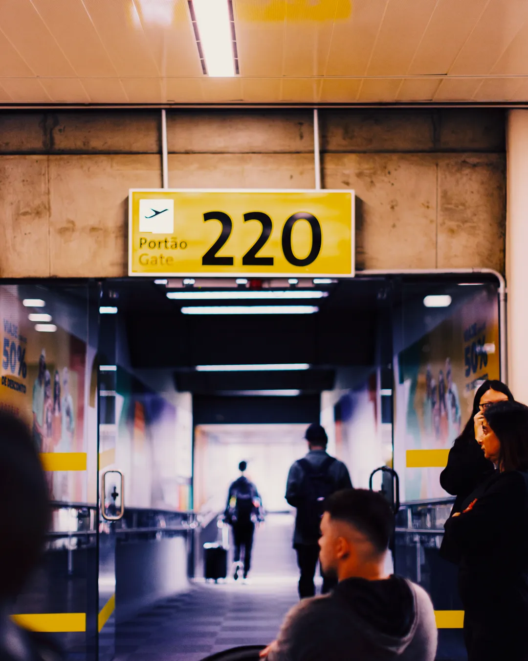 Passageiros esperando no portão de embarque 220